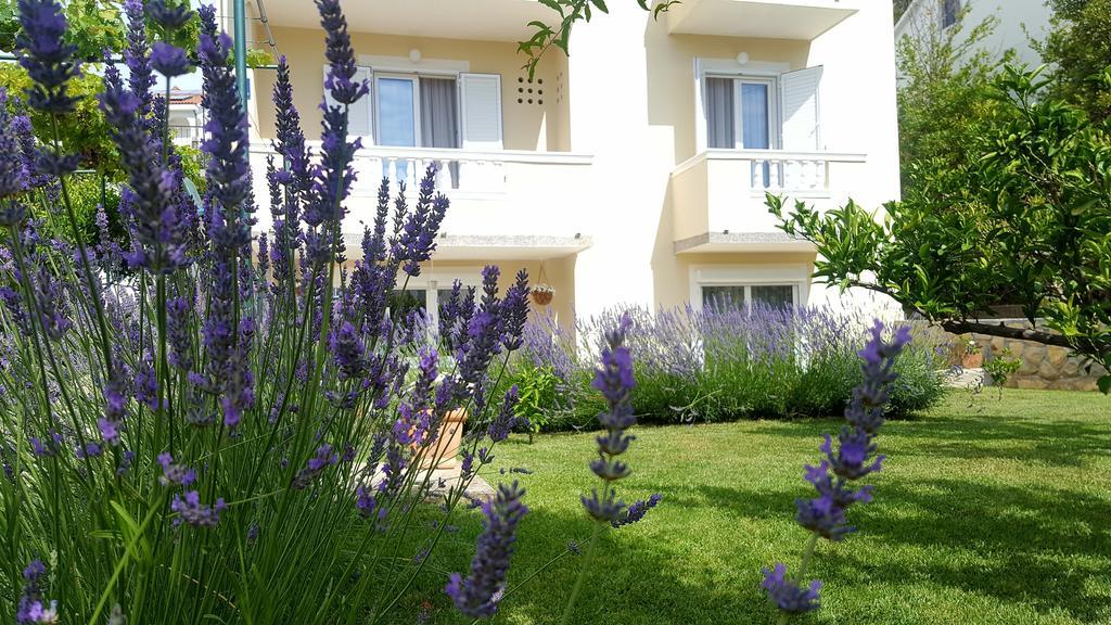 Apartment Branka Banjol Exteriör bild