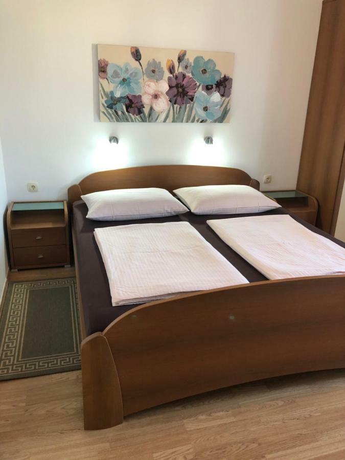 Apartment Branka Banjol Exteriör bild